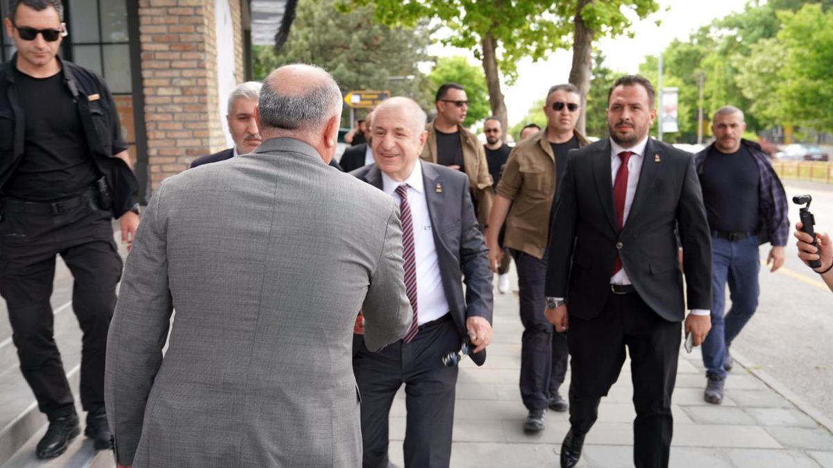 Zafer Partisi Genel Başkanı Ümit Özdağ, Erzurum Ticaret ve Sanayi Odası Başkanı Saim Özakalın ile görüşüyor.