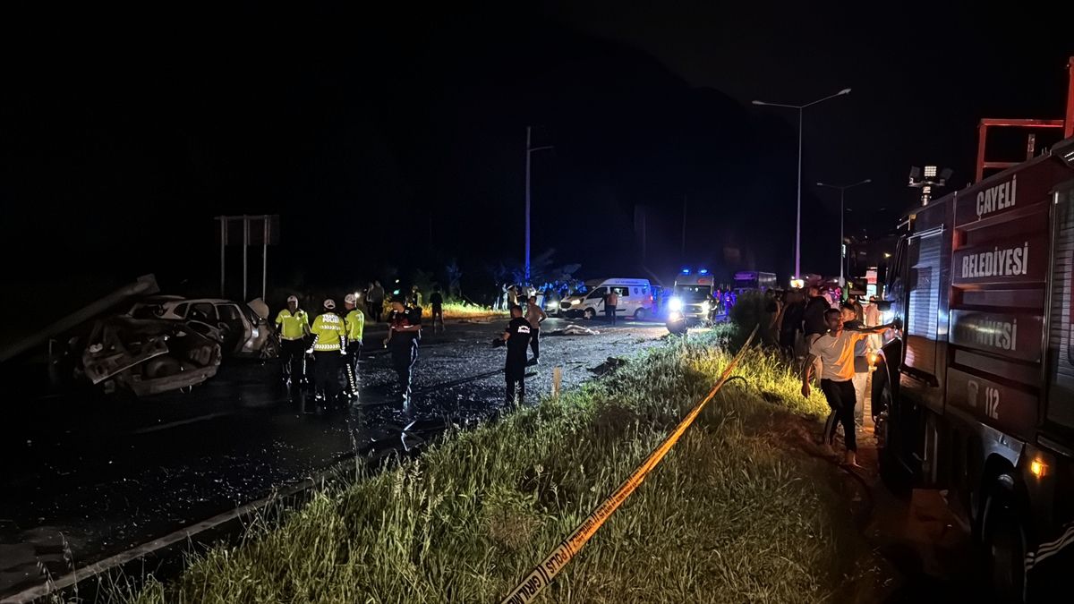 Rize'nin Çayeli ilçesinde meydana gelen zincirleme trafik kazası sonrası olay yeri.