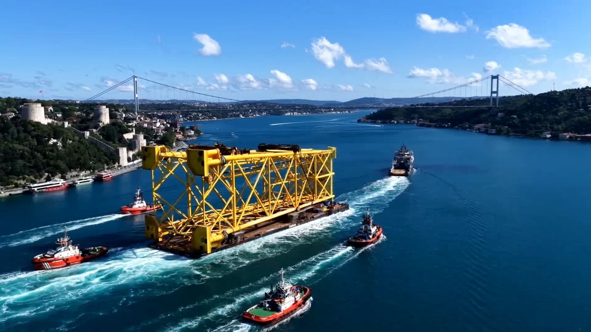 İstanbul Boğazı'ndan 350 metrelik sondaj platform iskelesi geçiş yapıyor