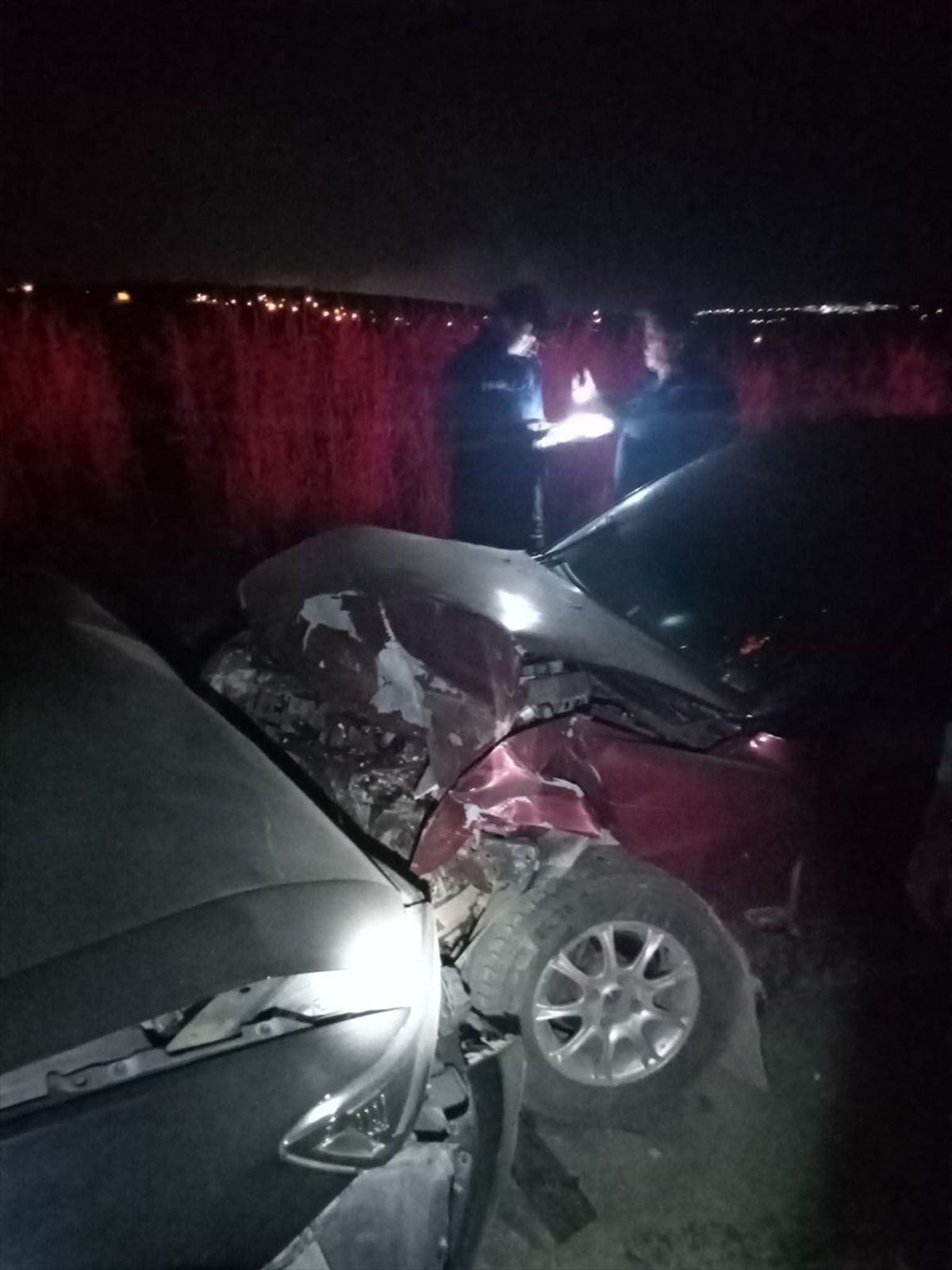Samsun'da trafik kazası sonrası yaralıların ambulansa taşınması.