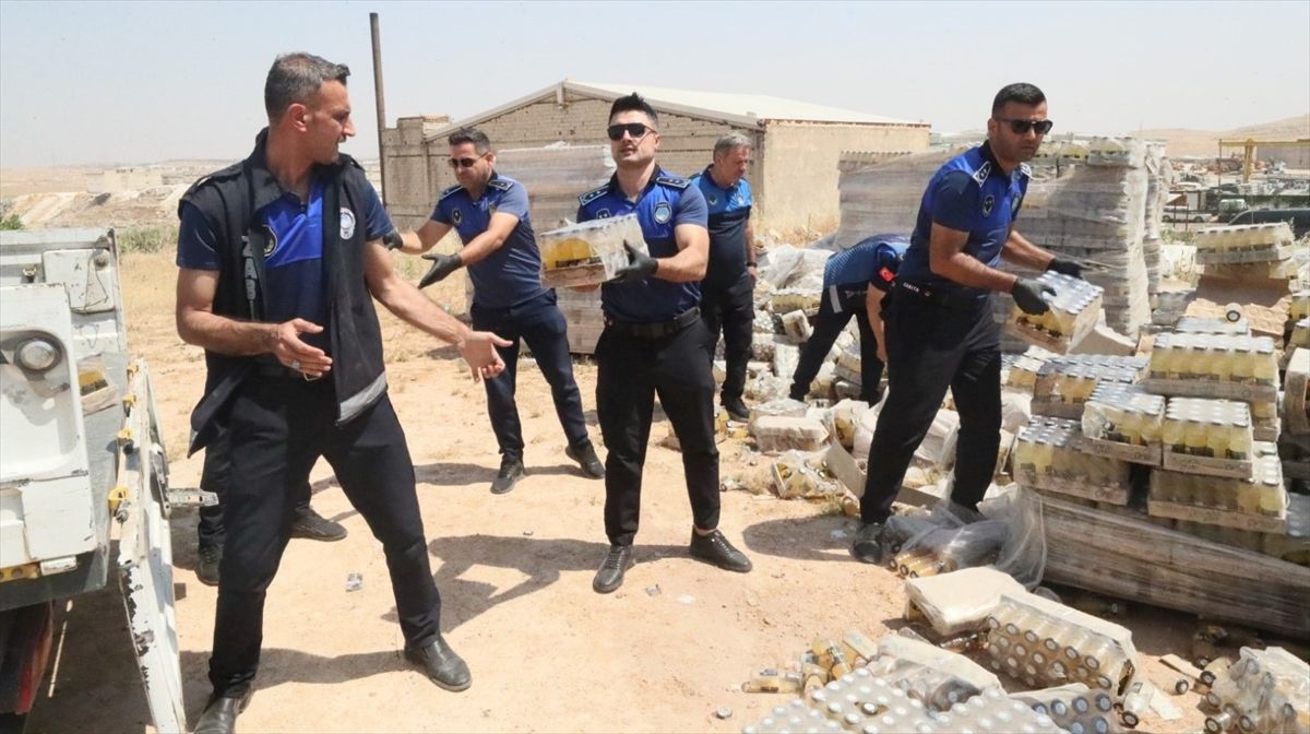 Şanlıurfa'da son kullanma tarihi geçmiş içecekler imha edildi