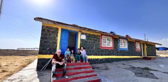 Şanlıurfa'da üniversite öğrencileri bir ilkokulun duvarlarını boyadı