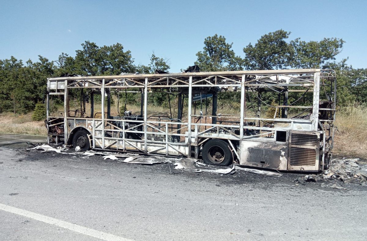 Seyir halindeki otobüs alev alev yandı