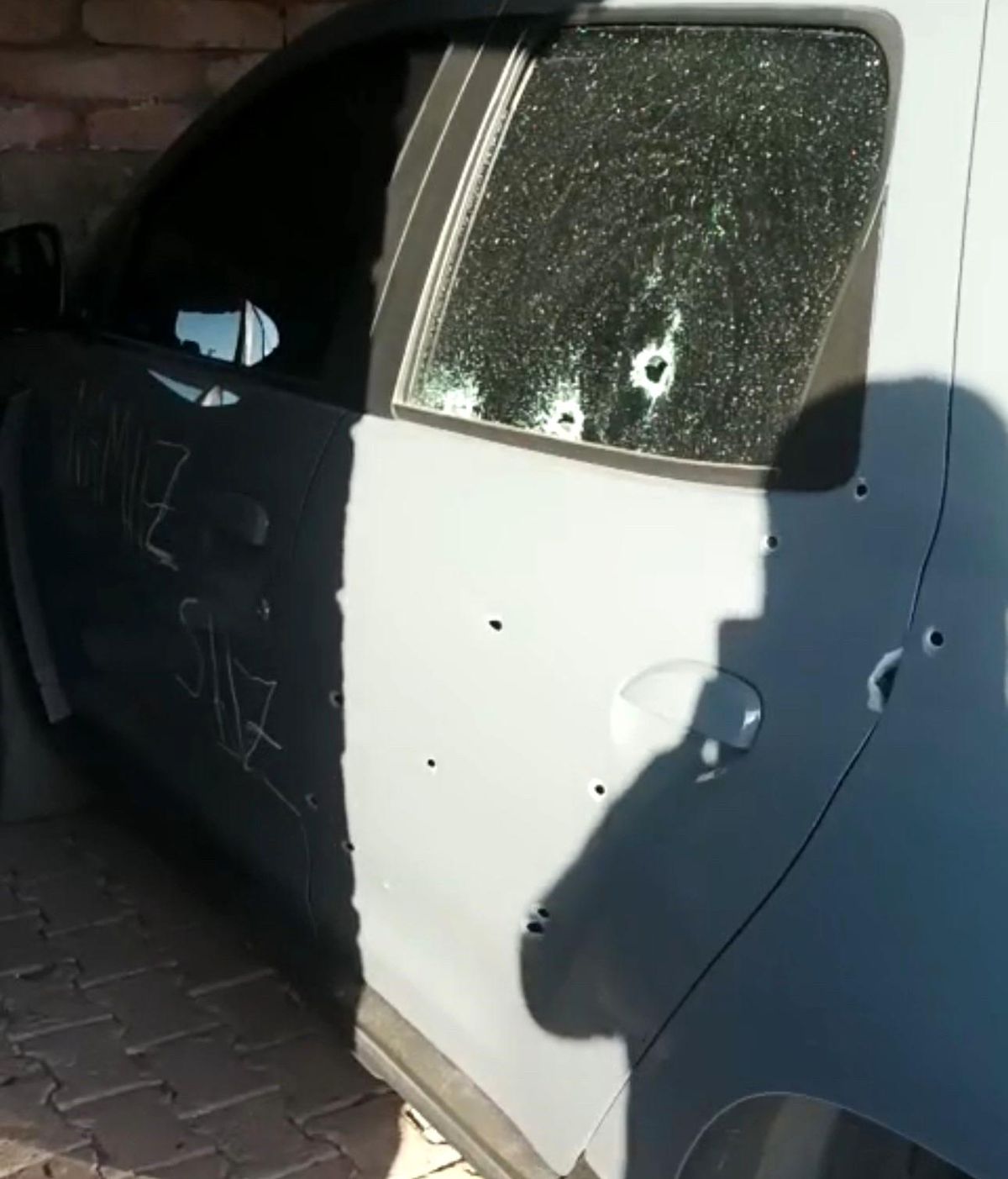 Siirt'te park halindeki bir araç kurşunlandı