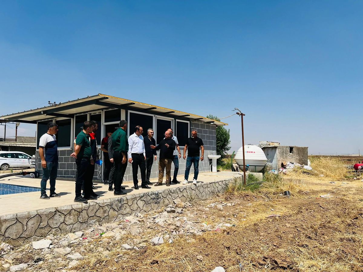 Silopi'de yanan mercimek tarlası ve incelemelerde bulunan yetkililer