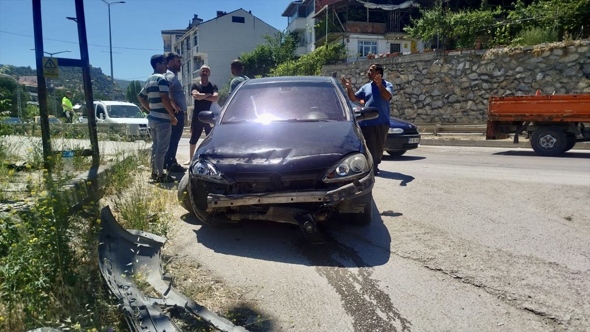 Sinop'ta bariyere çarpan otomobildeki 3 kişi yaralandı