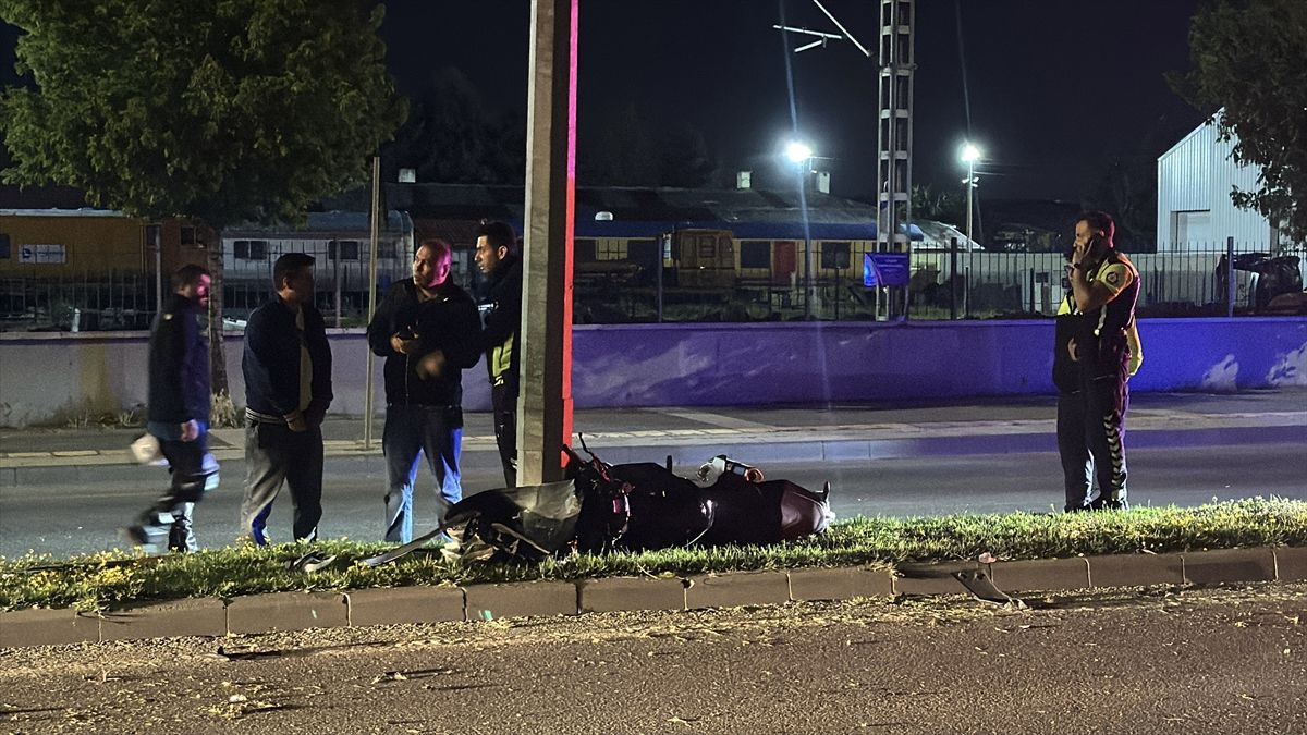 Sivas'ta aydınlatma direğine çarpan motosikletteki 2 kişi ağır yaralandı