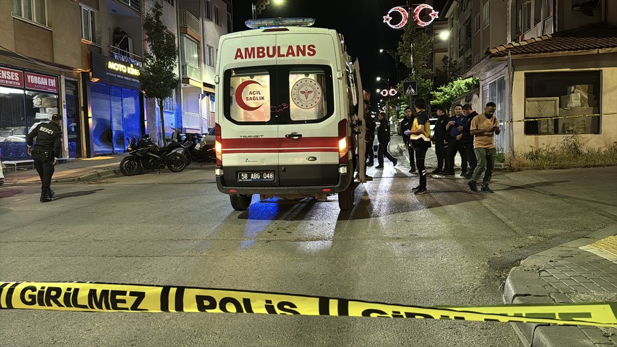 Sivas'ta bıçaklı kavga sonucu yaralananların hastaneye götürülüşü.