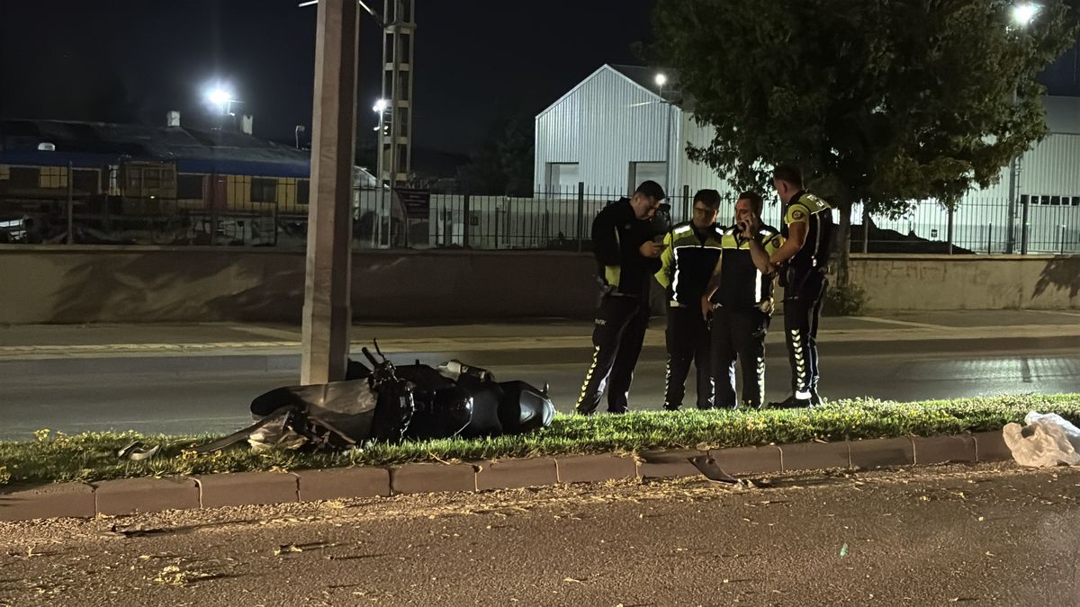 Sivas'ta meydana gelen trafik kazasında motosikletten düşen iki kişi otomobil çarpması sonucu ağır yaralandı.