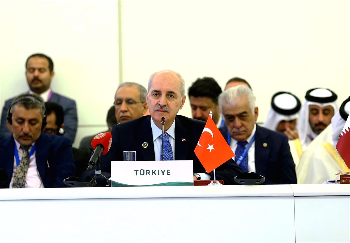 TBMM Başkanı Numan Kurtulmuş, Azerbaycan'da gazetecilere açıklama yapıyor.