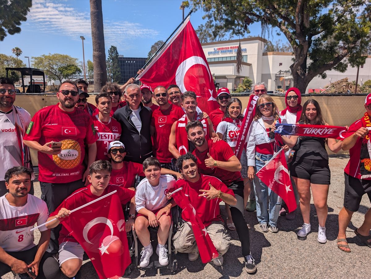 A Milli Futbol Takımı oyuncularının Los Angeles'ta taraftarlarla imza ve fotoğraf çektirdiği an.
