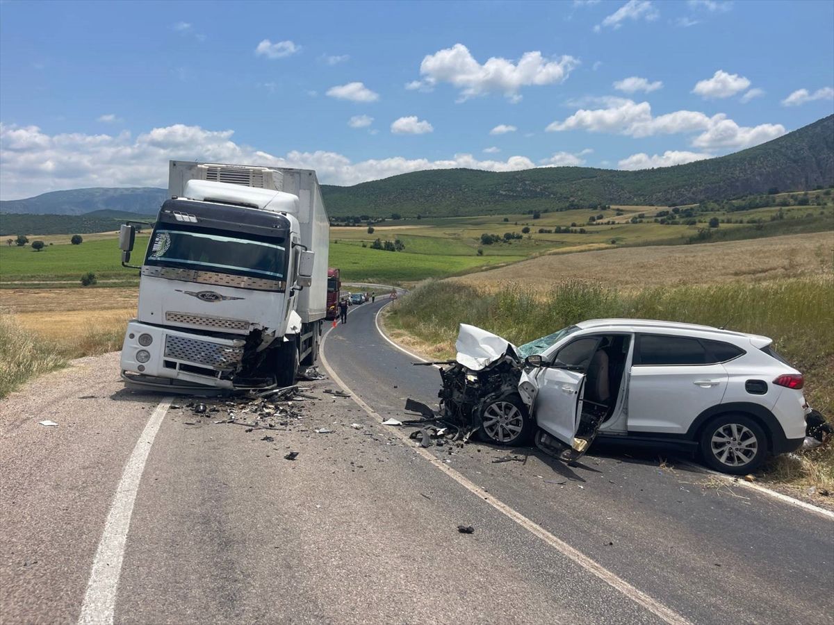 Tokat-Zile kara yolunda kaza yapan araçlar