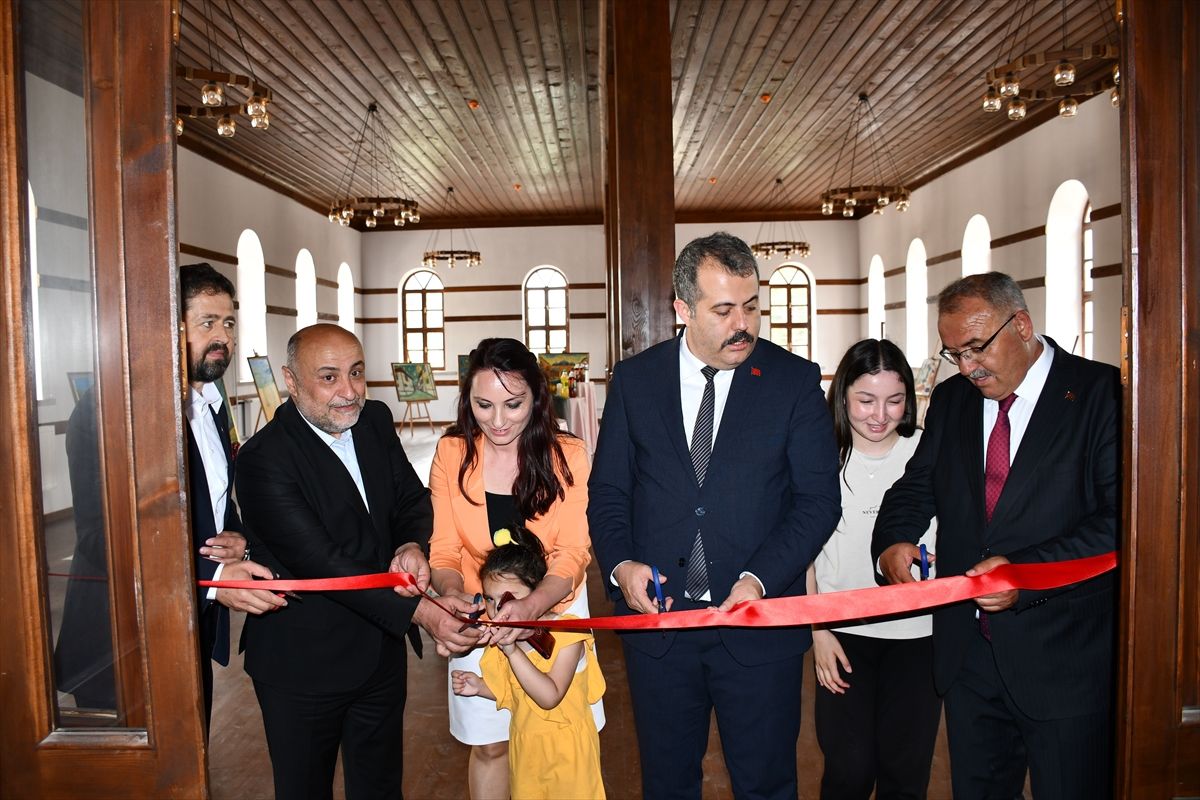 Vezirköprü'de özel eğitim öğrencilerinin eserleri yıl sonu sergisinde beğeniye sunuldu