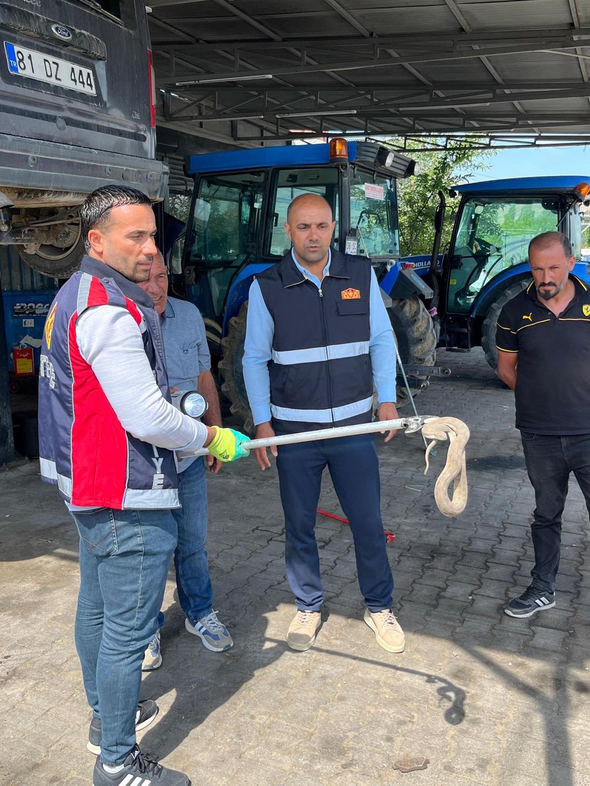 Iğdır'da otomobilin motoruna giren yılan itfaiye tarafından kurtarıldı