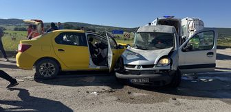 Eflani'de taksi-hafif ticari araç çarpışması: 4 yaralı