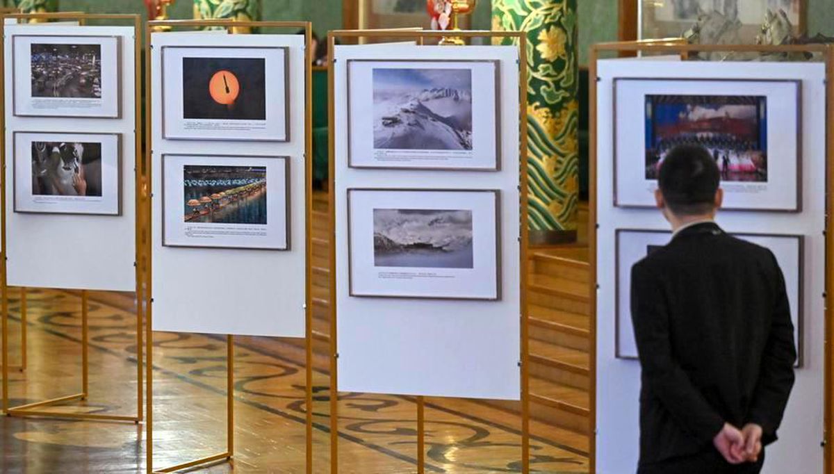 Moskova'da düzenlenen Çin modernleşmesi fotoğraf sergisinden bir görünüm