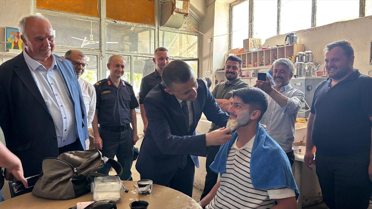 Kaymakam Bilici köyde damat tıraşı yaptı