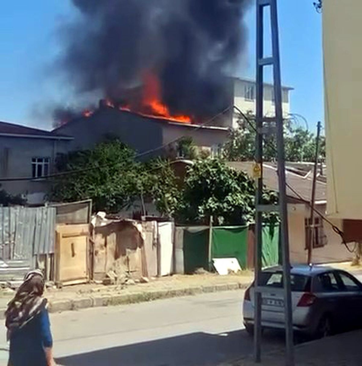 Avcılar'da 3 katlı binanın çatısı alev alev yandı