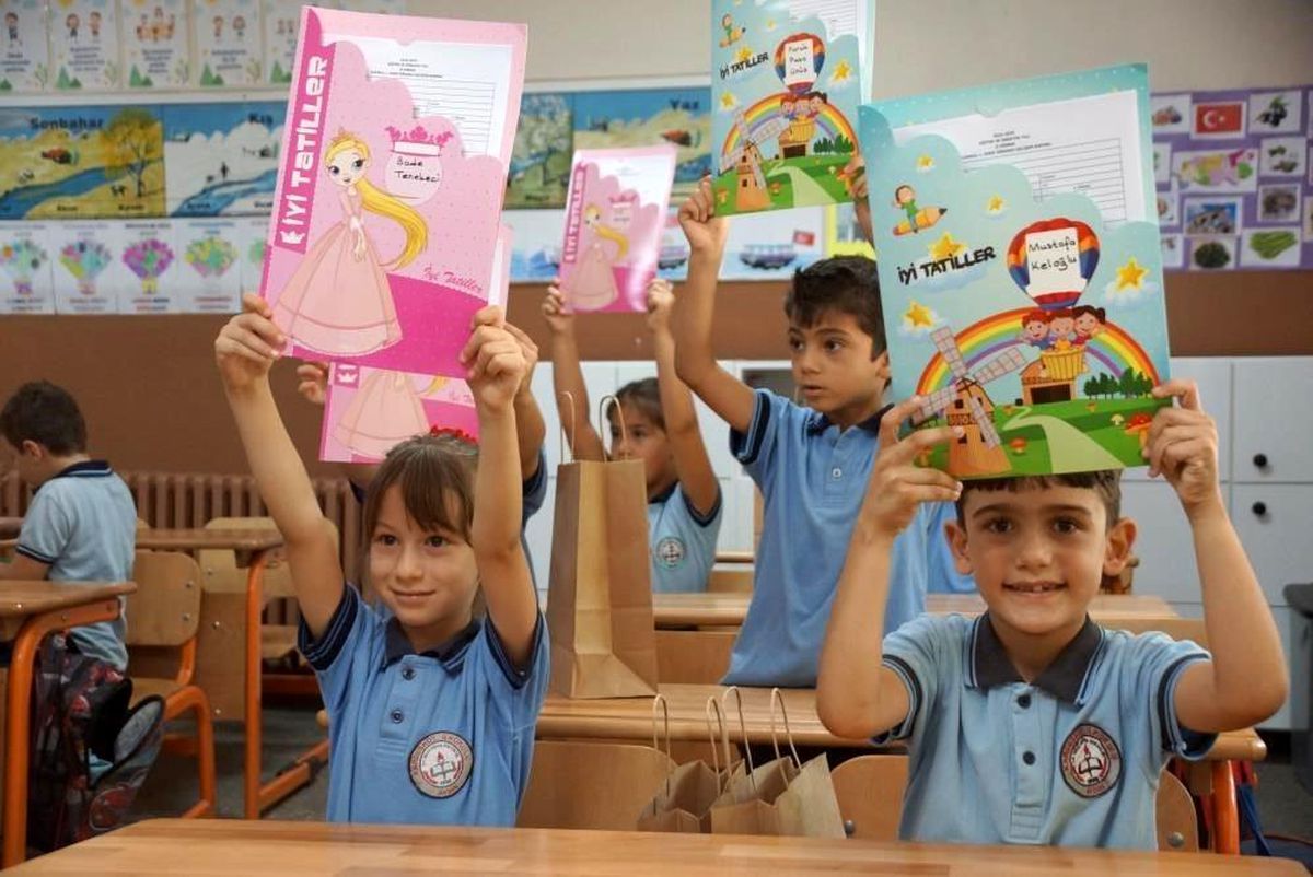 Aydın'da öğrencilerin karne aldığı törenden genel bir görünüm.