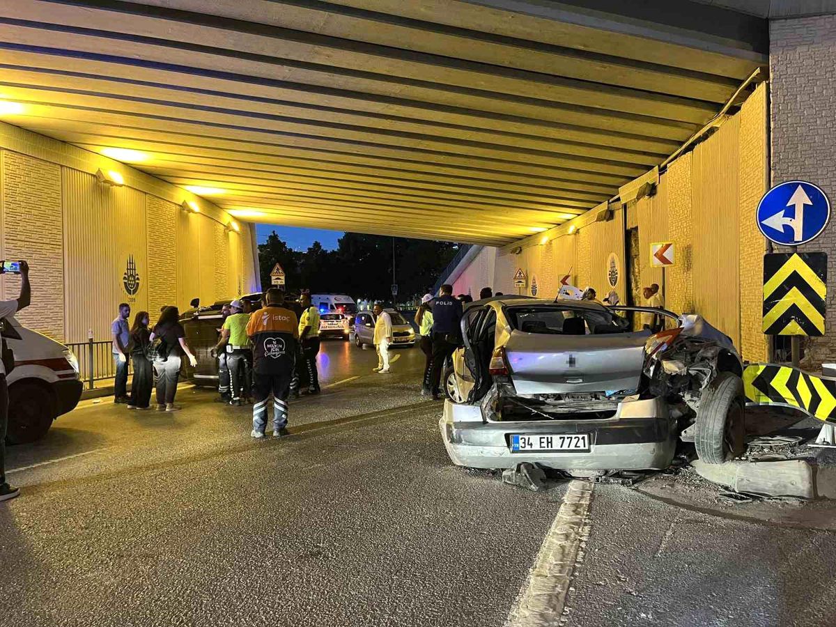 Bakırköy'de hafif ticari araç ile otomobil çarpıştı: 5 yaralı