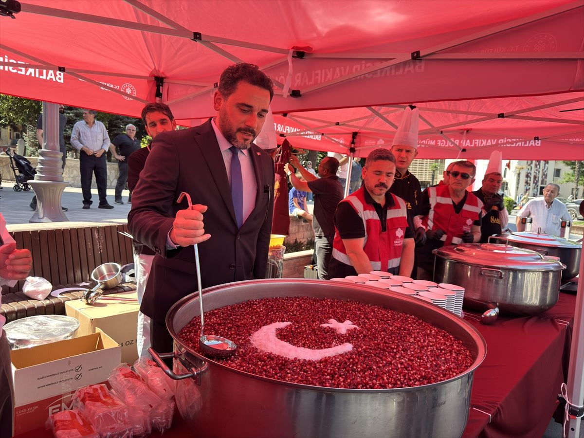 Balıkesir'de Vakıflar Bölge Müdürlüğü tarafından 6 bin kişiye aşure ikram edildi