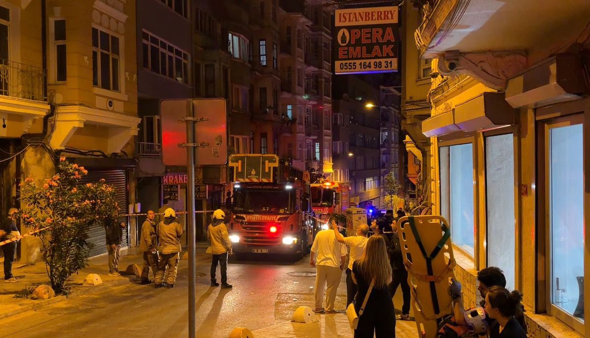 Beyoğlu'nda bodrum katında duvar çöktü; 5 katlı bina tahliye edildi