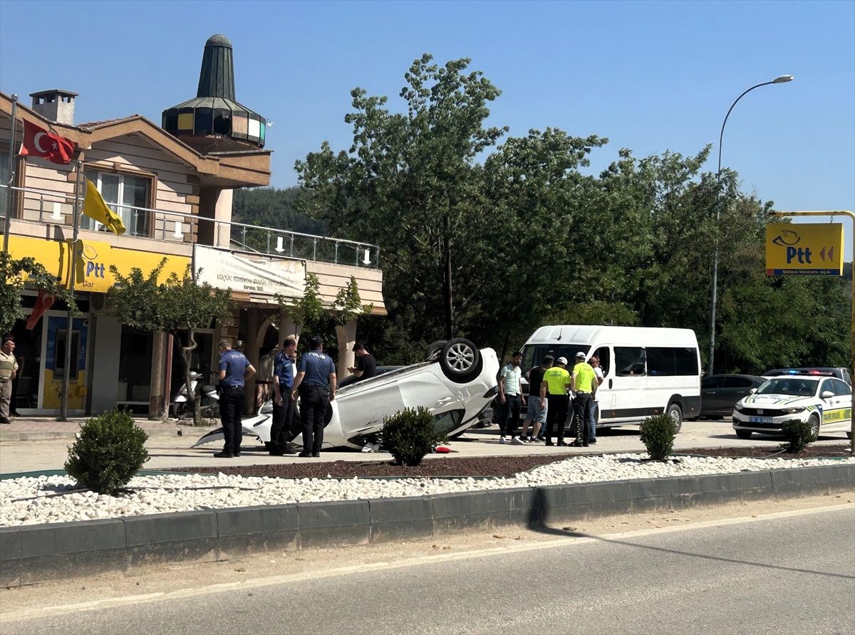 Bilecik'te otomobilin devrildiği kaza güvenlik kamerasınca kaydedildi