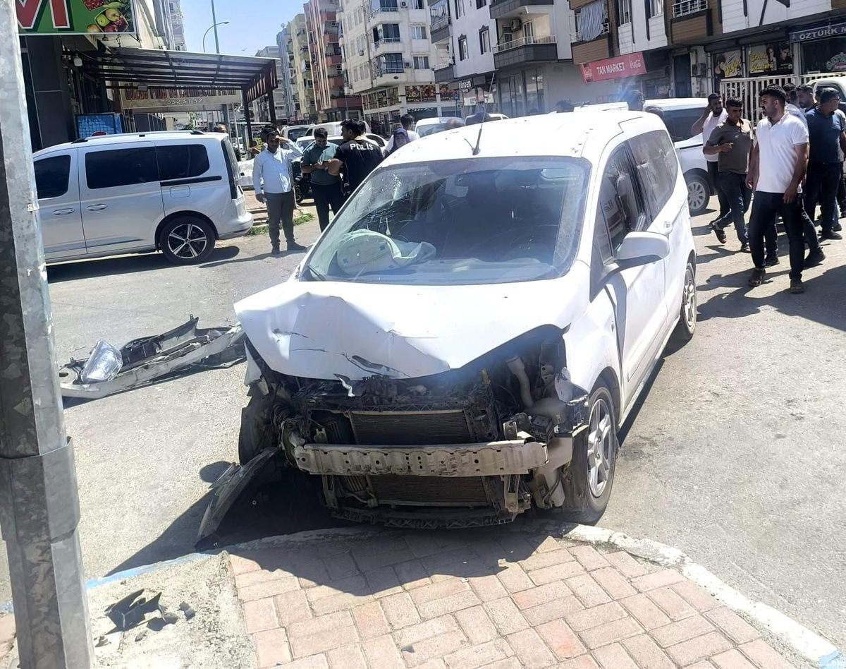 Biri ağır 2 kişinin yaralandığı kaza güvenlik kamerasına yansıdı