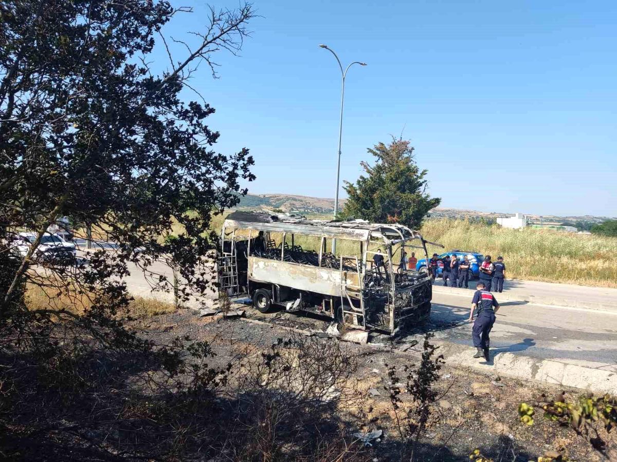 Bursa'da seyir halindeki servis otobüsünün motor kısmından alevlerin yükseldiği an.