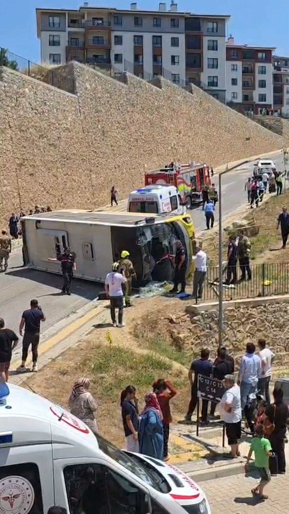 Çocuğa çarpmamak için şoförünün manevra yaptığı özel halk otobüsü devrildi