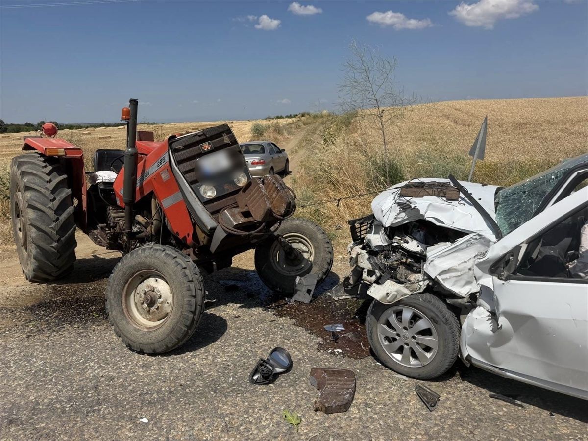 Edirne'de traktörle otomobilin çarpıştığı kazada 2 kişi yaralandı