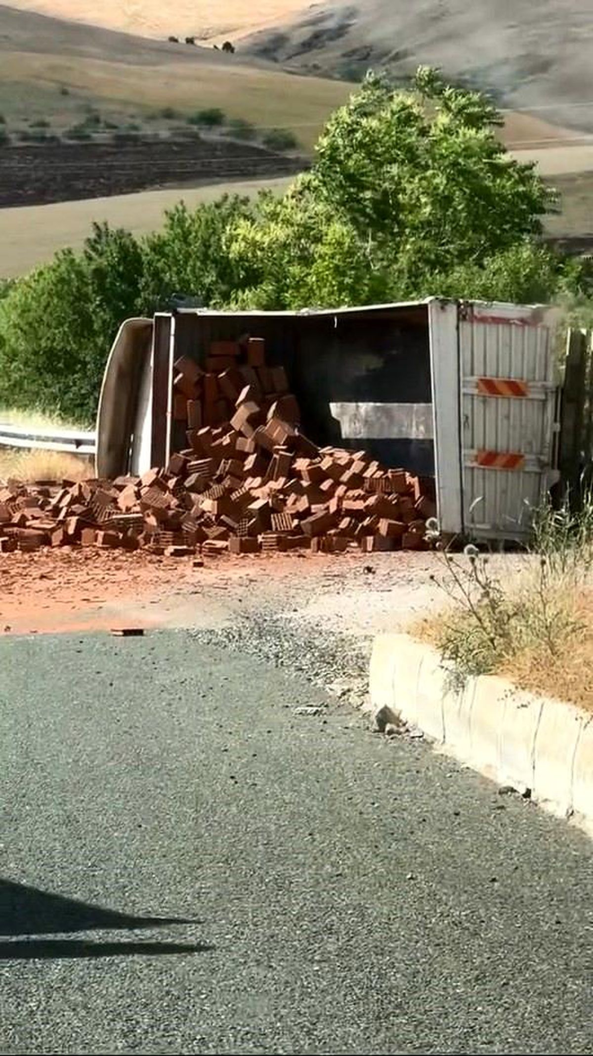 Elazığ'da tuğla yüklü kamyon devrildi: 1 yaralı