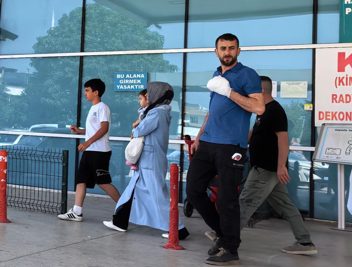İnegöl'de iş kazası sonrası fabrika çevresinde jandarma incelemesi.