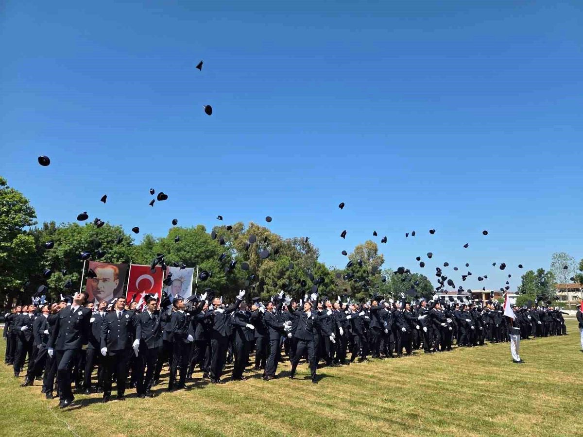Samsun Polis Meslek Yüksekokulu'ndan mezun olan polis adayları tören alanında