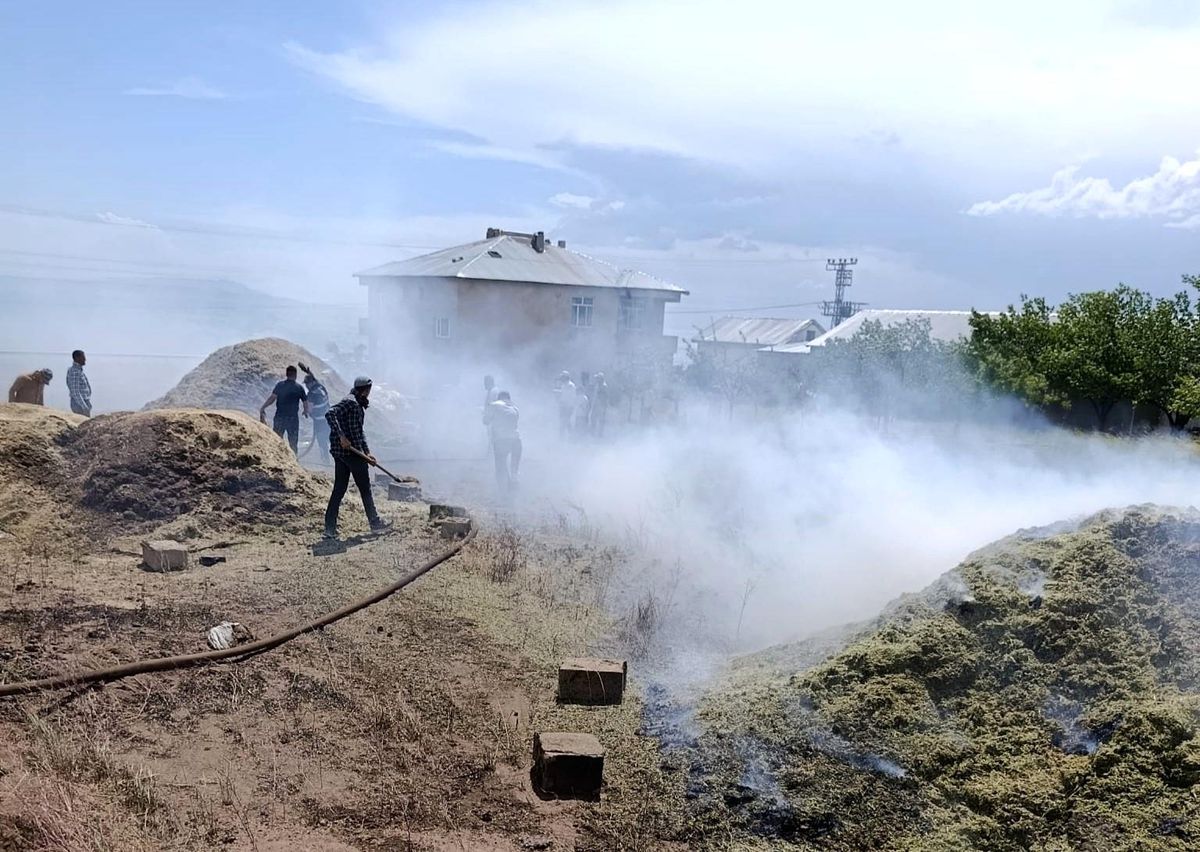 Erciş'te 20 ton saman yandı