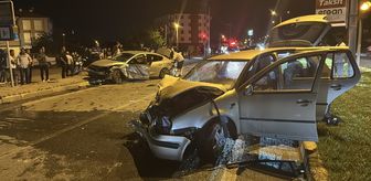 Erzincan'da çarpışan iki otomobildeki 5 kişi yaralandı