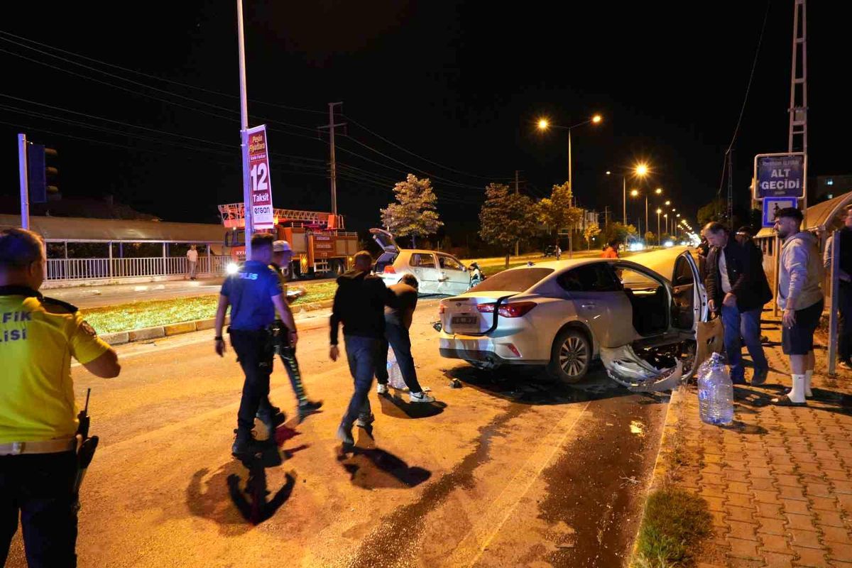 Erzincan'da iki otomobil çarpıştı: 5 yaralı