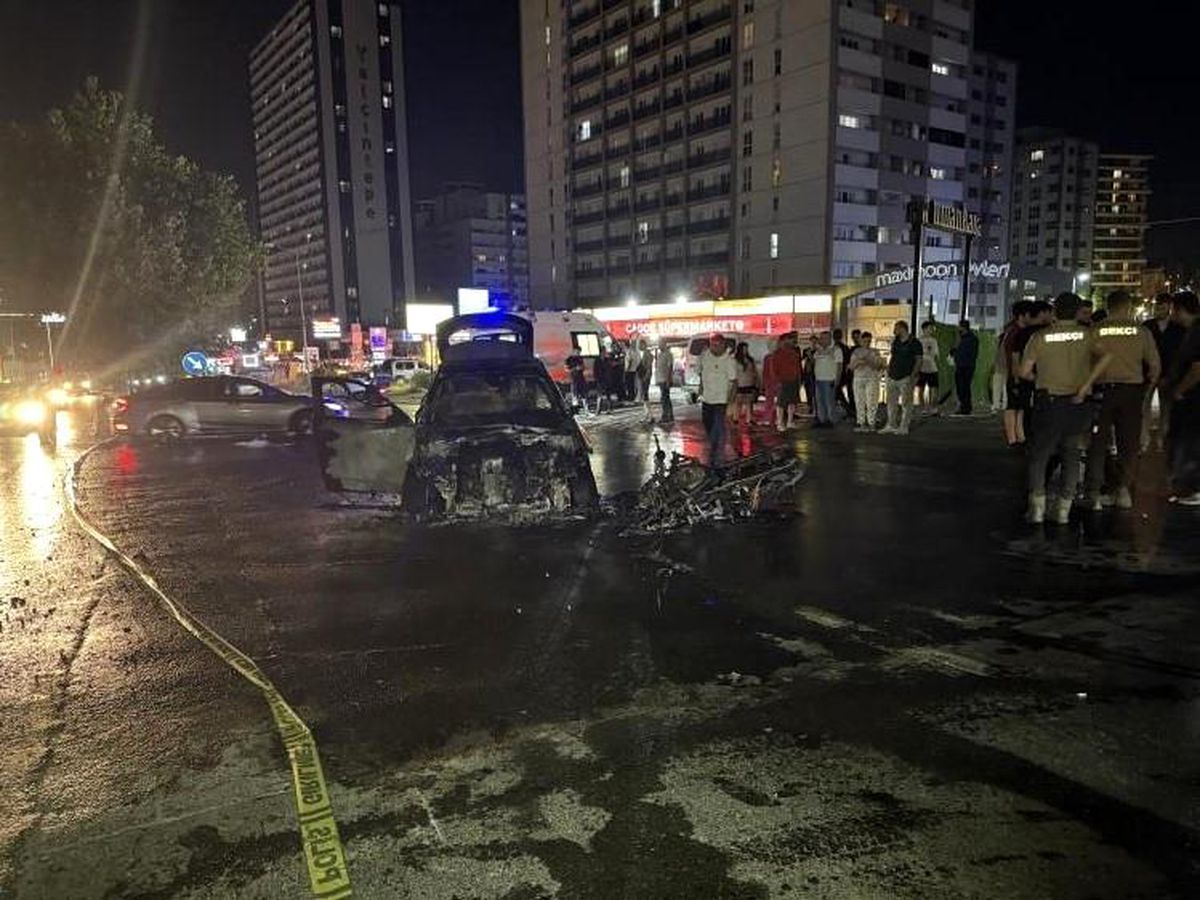 Esenyurt'ta otomobil ve motosikletin çarpıştığı ve alev aldığı kaza sonrası olay yeri.