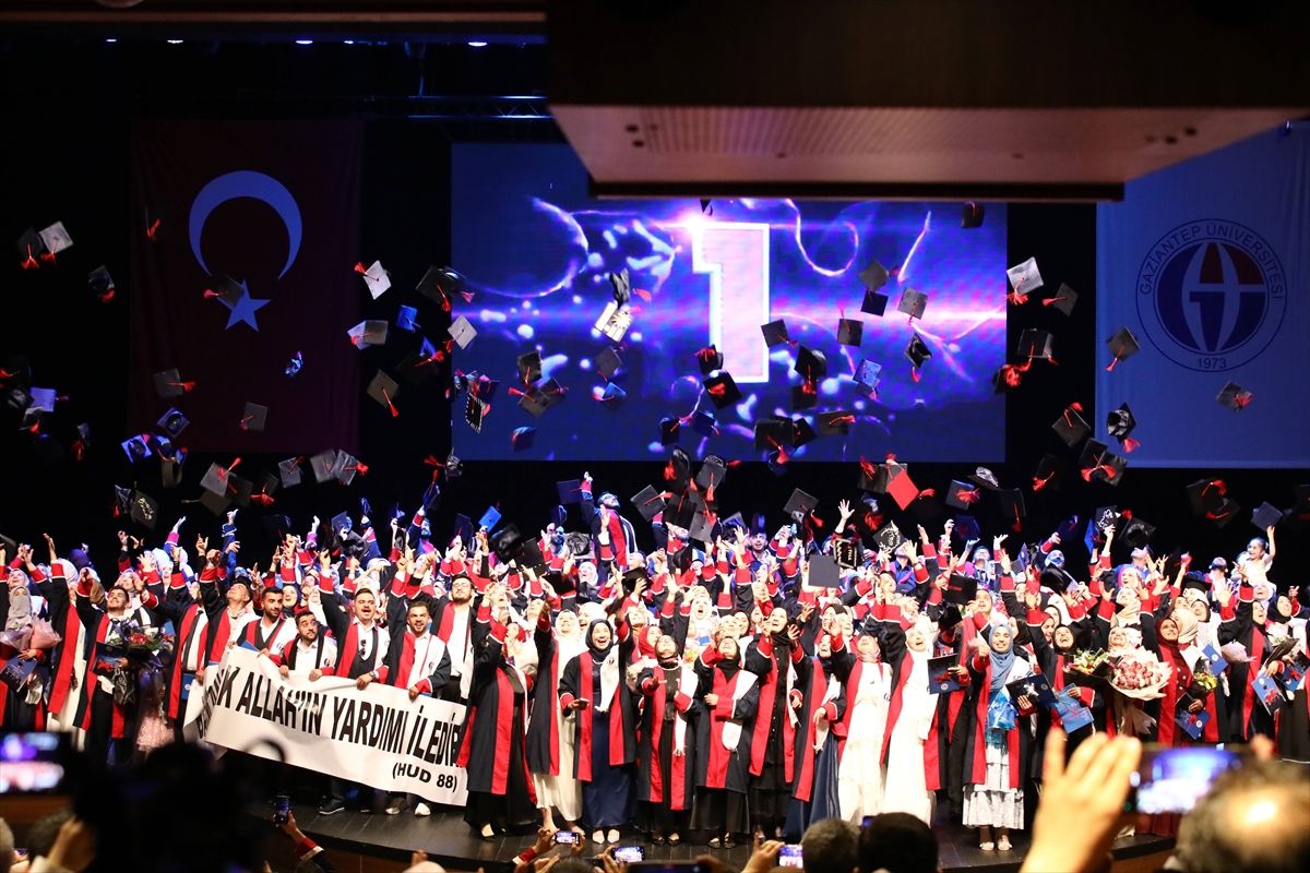 Gaziantep Üniversitesi İlahiyat Fakültesi mezuniyet töreninde keplerini atan öğrenciler
