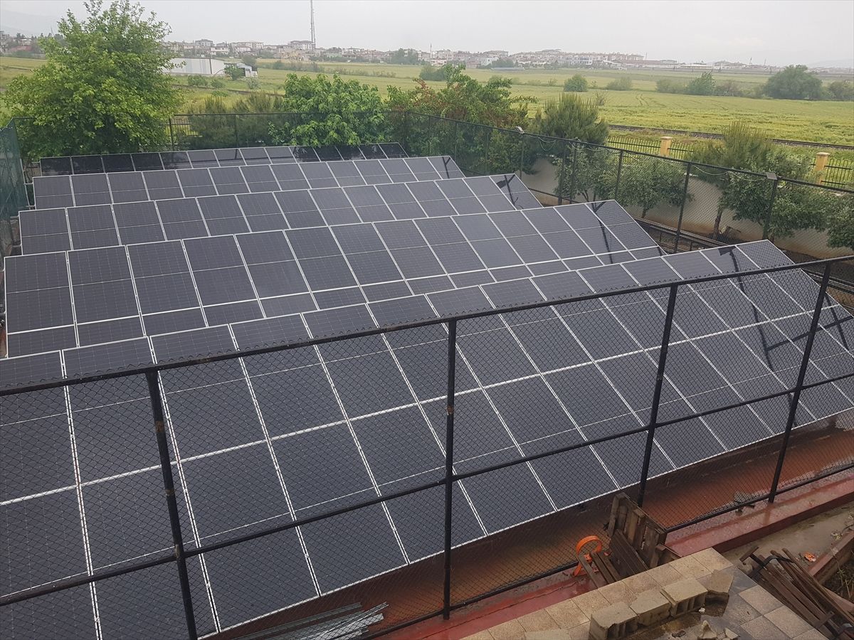 Gaziantep'teki okulun elektrik ihtiyacı bahçesine kurulan GES ile karşılanıyor