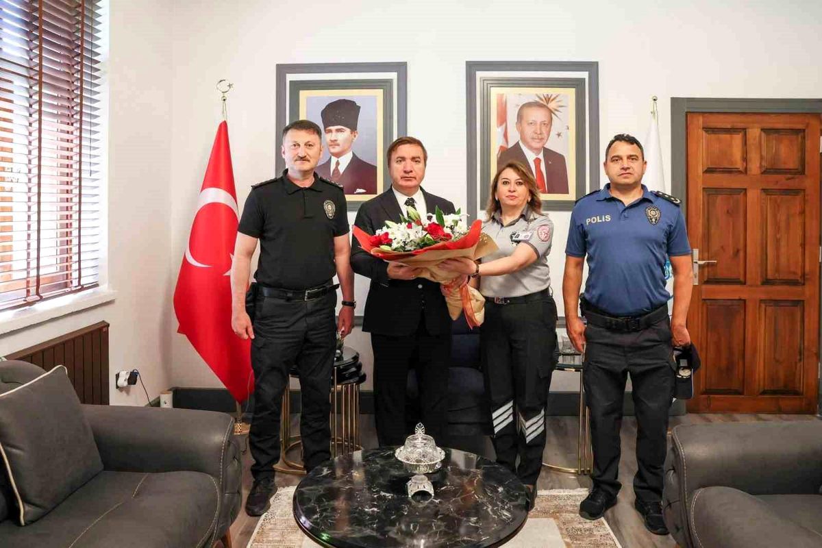 Erzincan Valisi Hamza Aydoğdu, özel güvenlik görevlileriyle makamında
