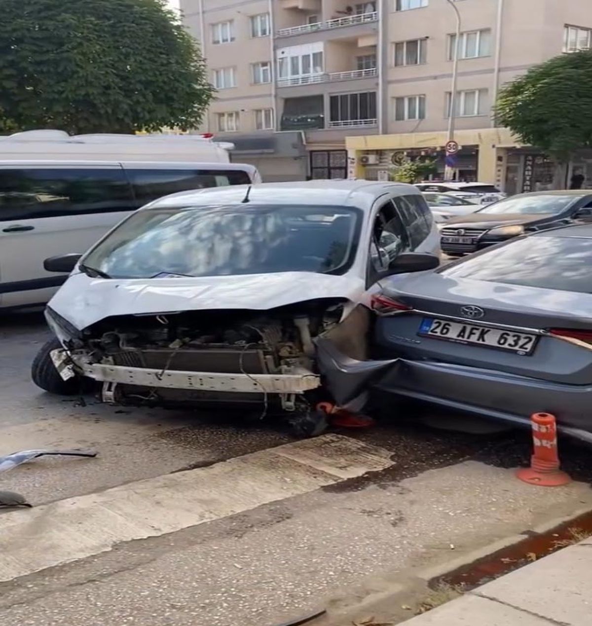Eskişehir'de minibüs ile hafif ticari araç çarpıştı: 9 yaralı