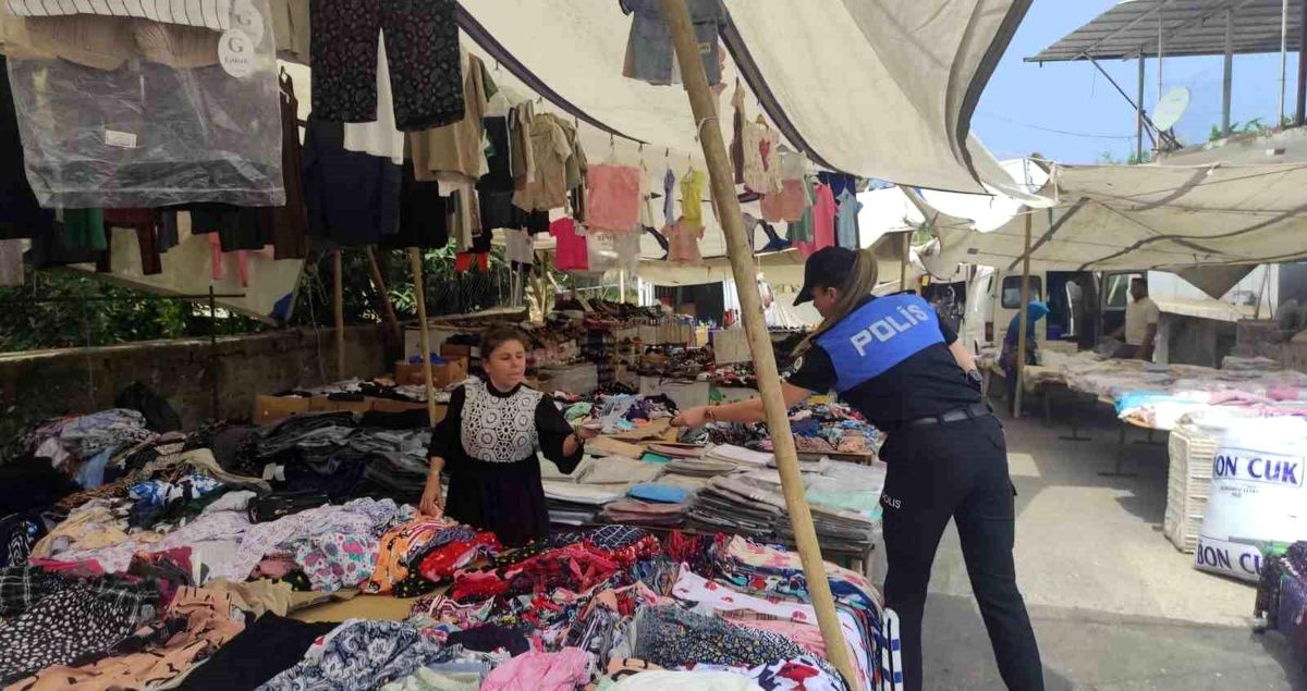 İskenderun'da polis ekiplerinin halk pazarında vatandaşlara ve esnafa yönelik dolandırıcılık ve KADES uygulaması bilgilendirmesi.