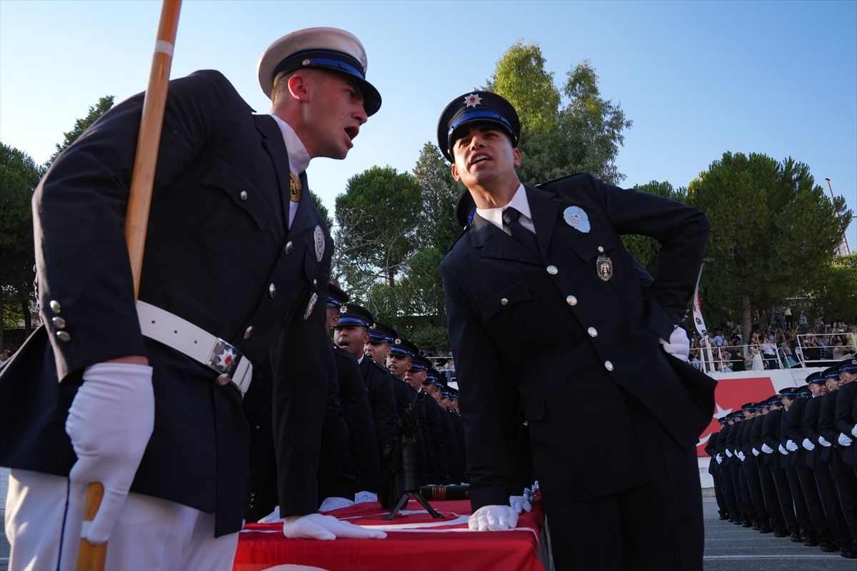İzmir Rüştü Ünsal Polis Meslek Yüksekokulu mezuniyet töreninden genel plan.