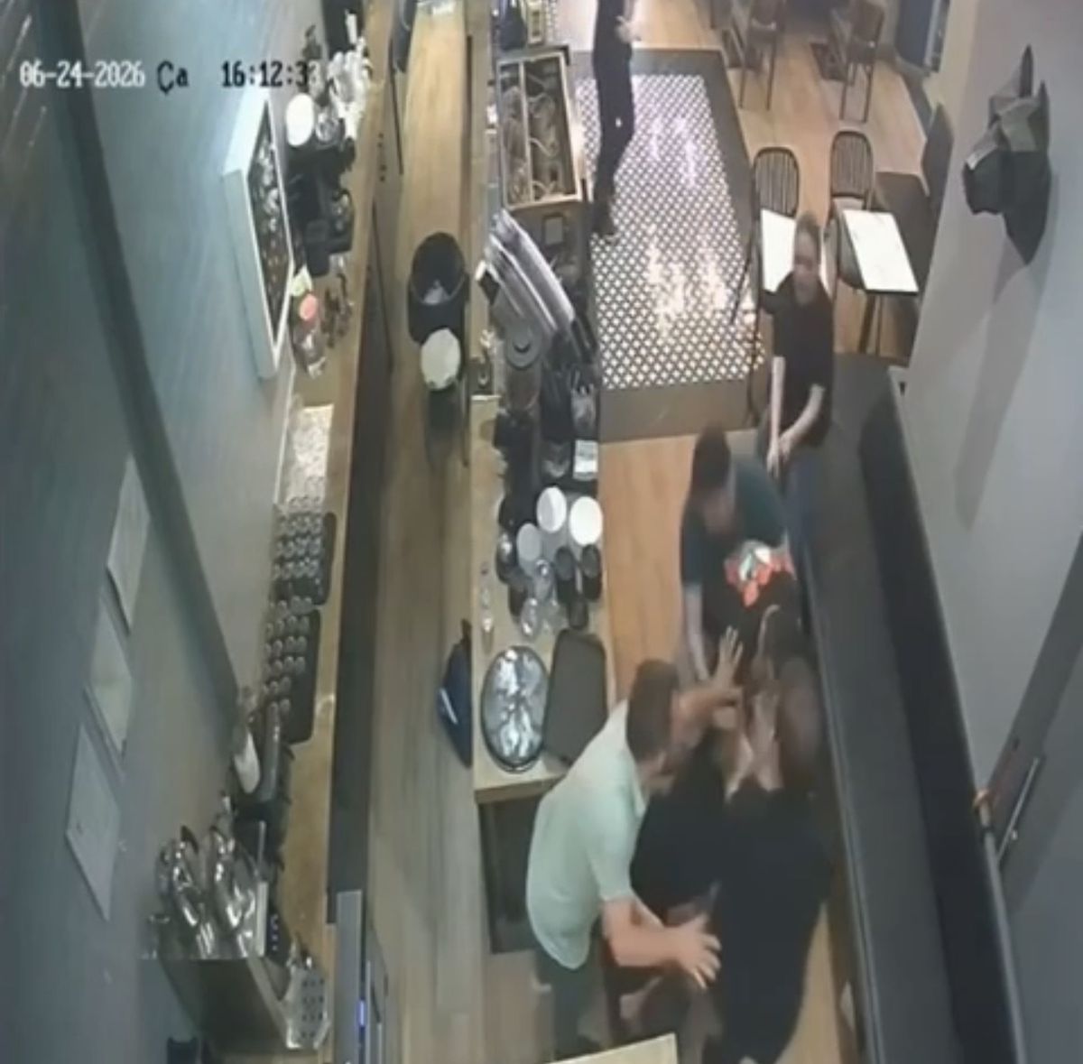 Kadıköy'de kafe çalışanına saldıran kişi kamerada