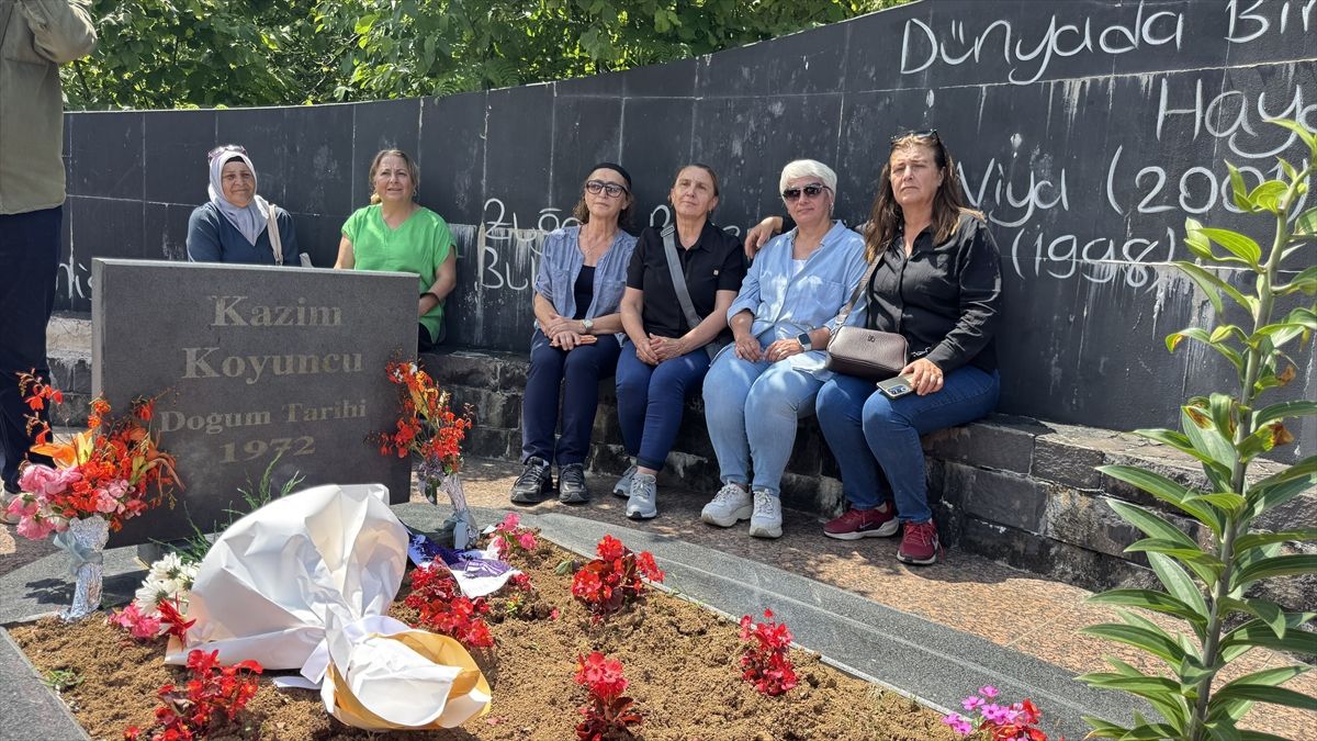 Karadenizli sanatçı Kazım Koyuncu, vefatının 21. yılında mezarı başında anıldı