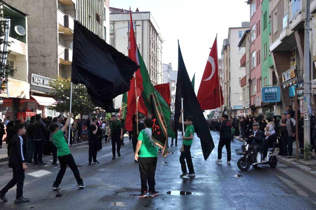 Kars'ta düzenlenen Kerbela şehitlerini anma etkinliğinden bir kare