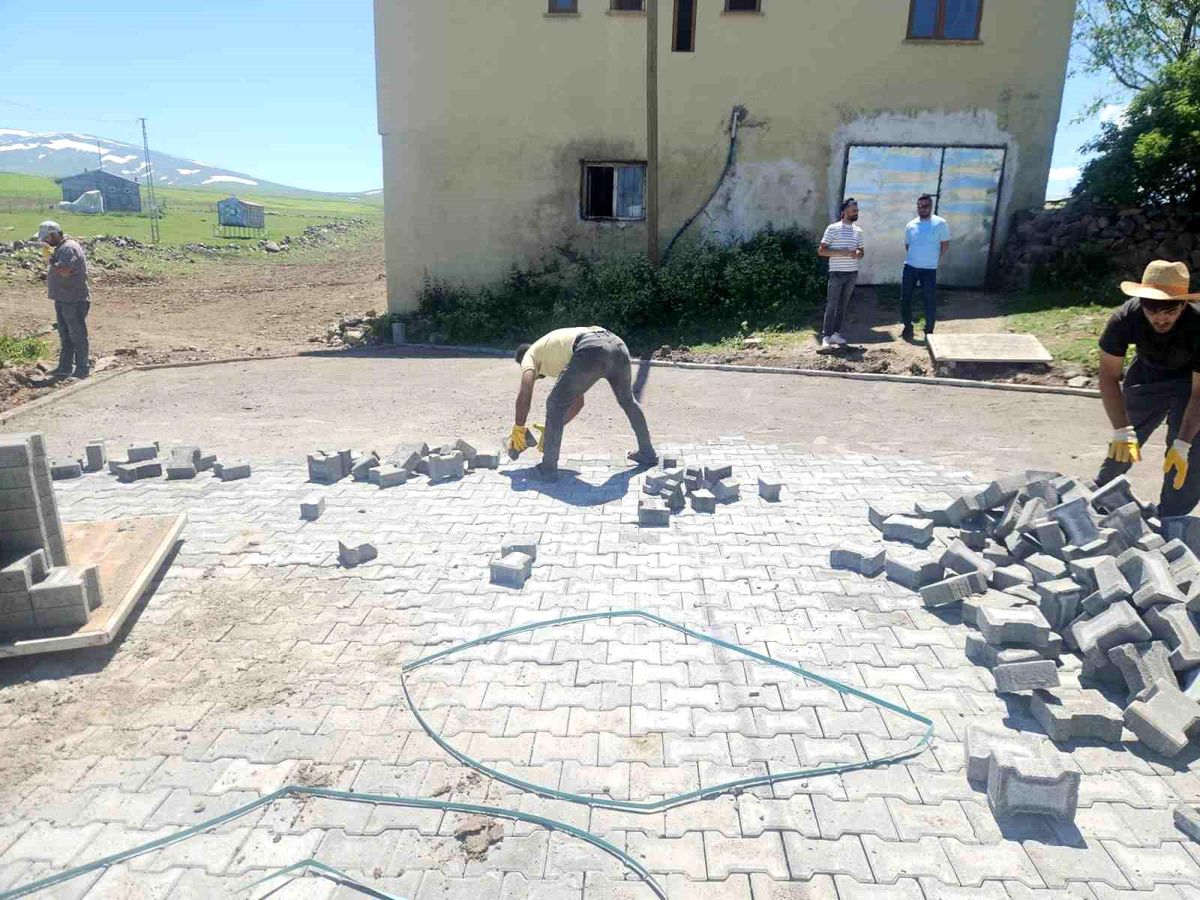 Kars'ta köylerde kilit parke taşı yol çalışmaları başladı