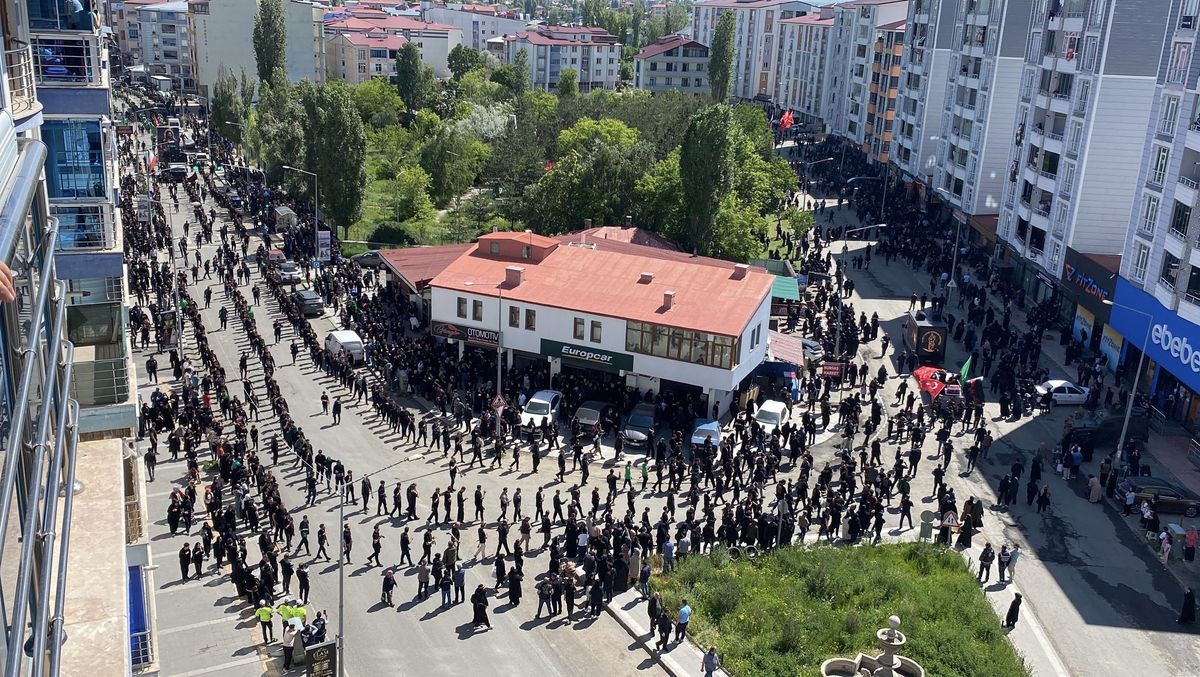 Kars'ta düzenlenen Kerbela şehitlerini anma yürüyüşünden bir görünüm