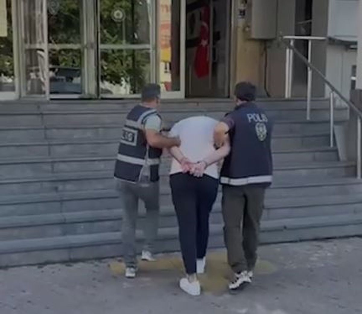 Kayseri'de polis, 'dolandırıcılık' suçundan 21 yıl 11 ay hapis cezası bulunan firari hükümlüyü saklandığı adreste yakaladı.